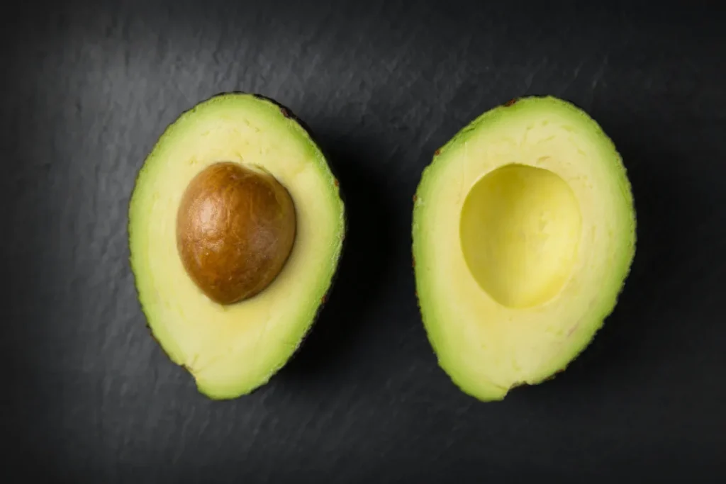 Aguacate cortado por mitad.